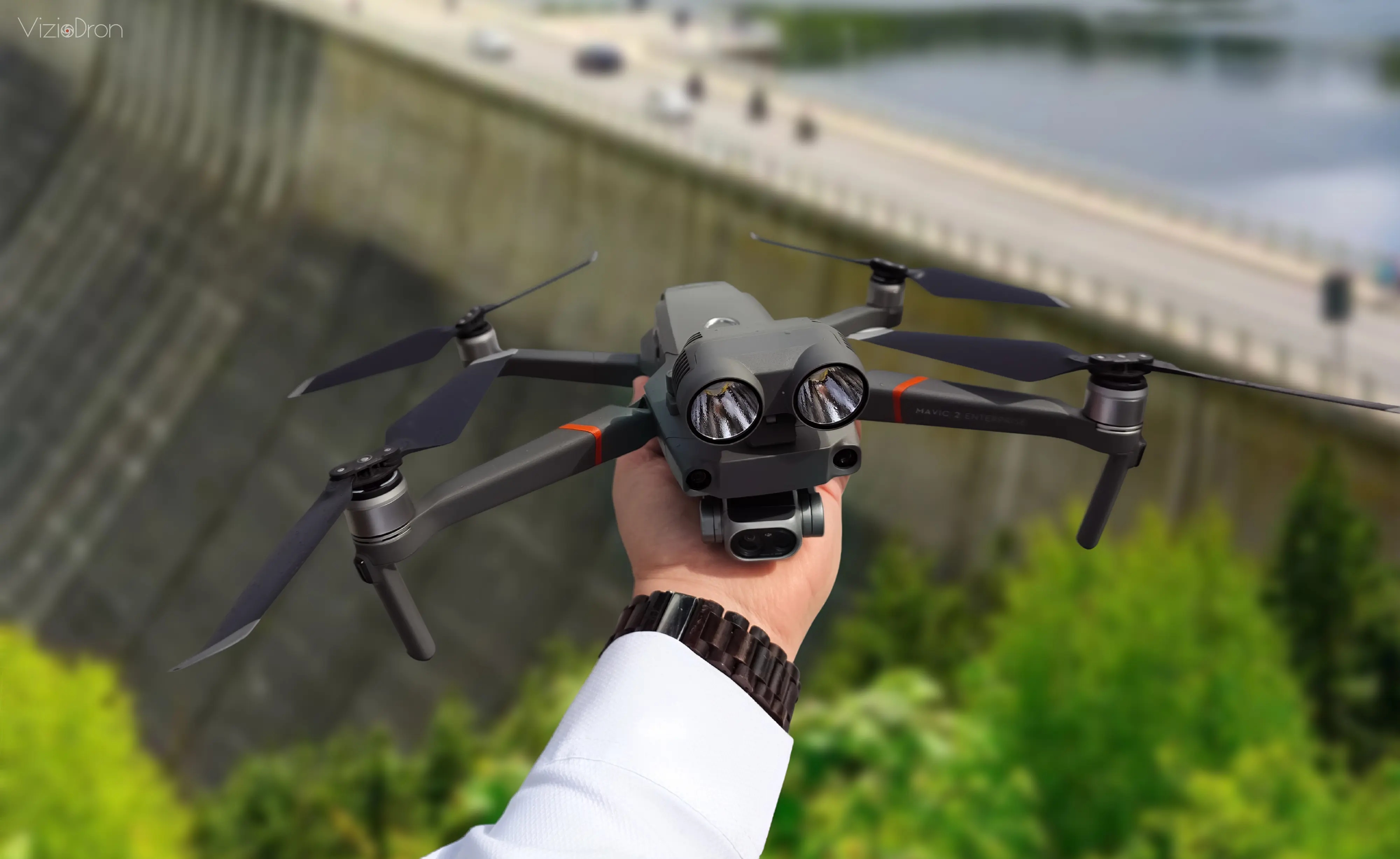 dron-hand3